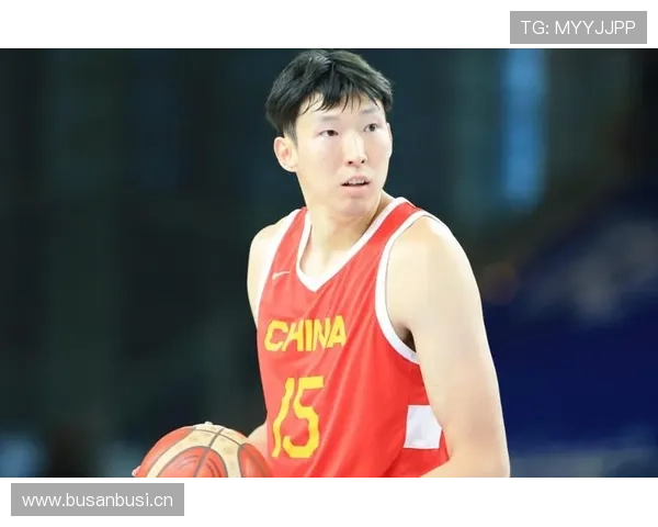 周琦竟然穿着百块T恤去豪车展，跟他球场上的光鲜完全两回事啊