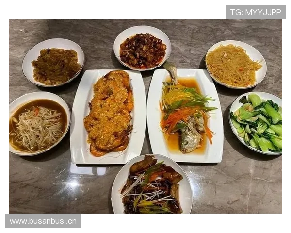 何卓佳豪宅厨房比五星级酒店还讲究，估计饭菜上桌都得排队抢着拍照吧