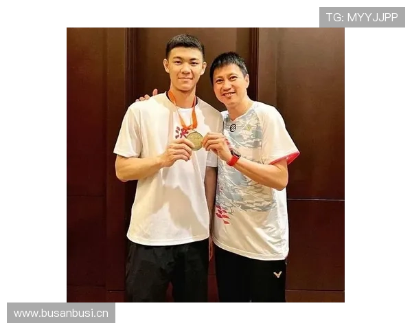 李梓嘉球场上冷若冰霜，生活照抱着大碗面笑成孩子，这反差有点上头